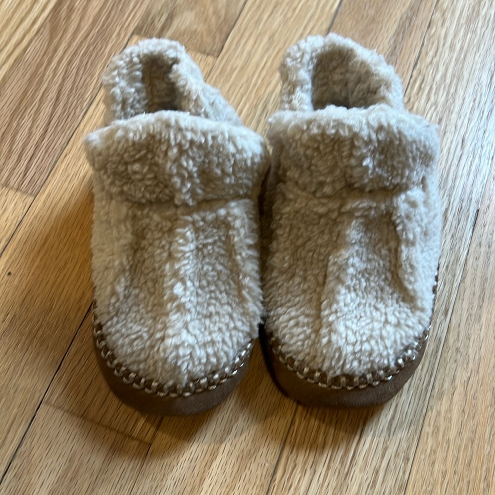 L.L. Bean cream Sherpa toddler slippers sz 7-8